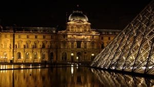 A building with a large dome and a pyramid in the middle of it.