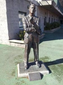 A statue of a man in suit and tie.